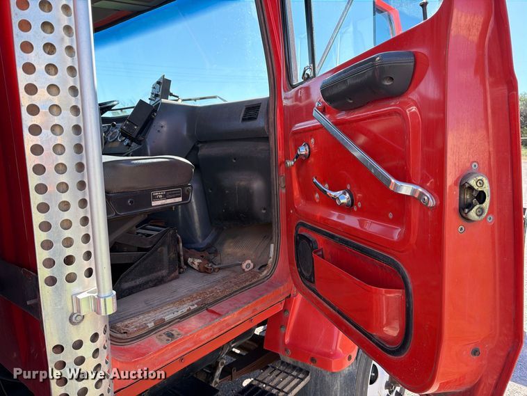image for item EP7913 1995 Ford L8000 dump truck