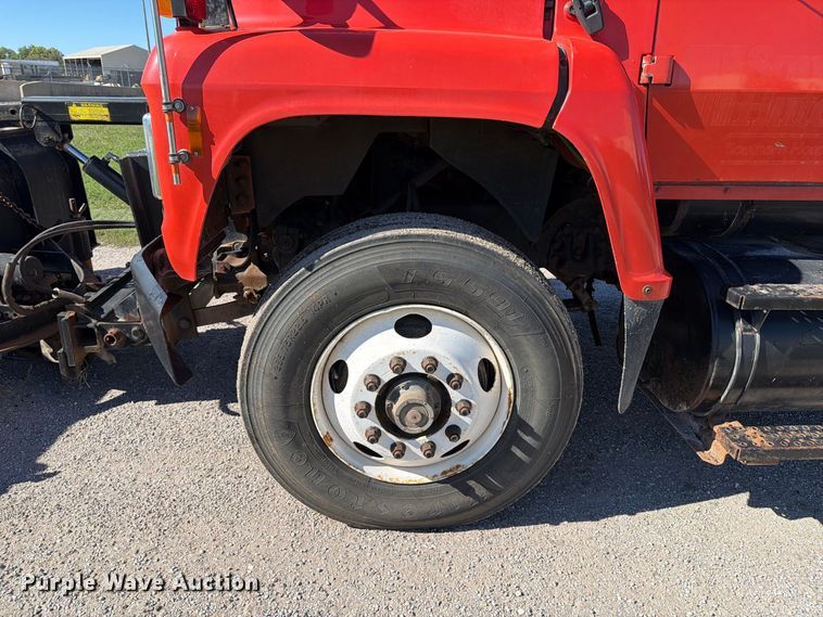 image for item EP7913 1995 Ford L8000 dump truck