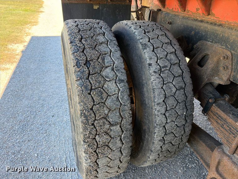 image for item EP7913 1995 Ford L8000 dump truck