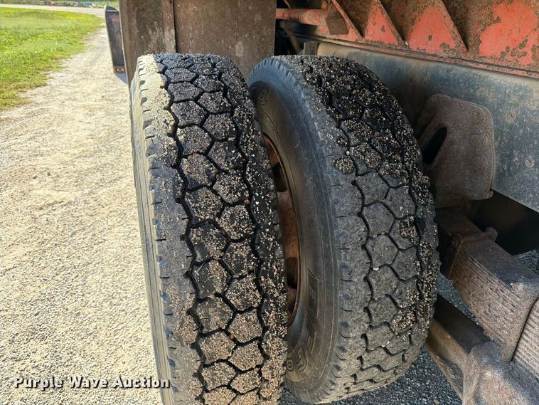 image for item EP7913 1995 Ford L8000 dump truck