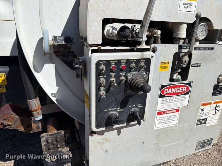 image for item EP7915 2005 Sterling L7500 sewer jetter truck