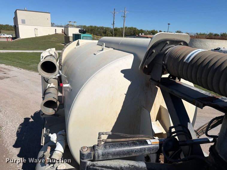 image for item EP7915 2005 Sterling L7500 sewer jetter truck