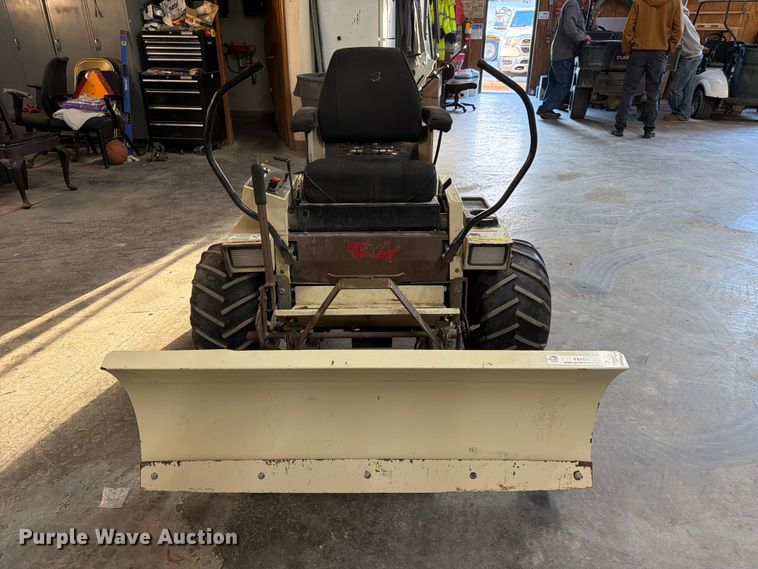 image for item ES1158 2002 Grass Hopper 720K ZTR lawn mower