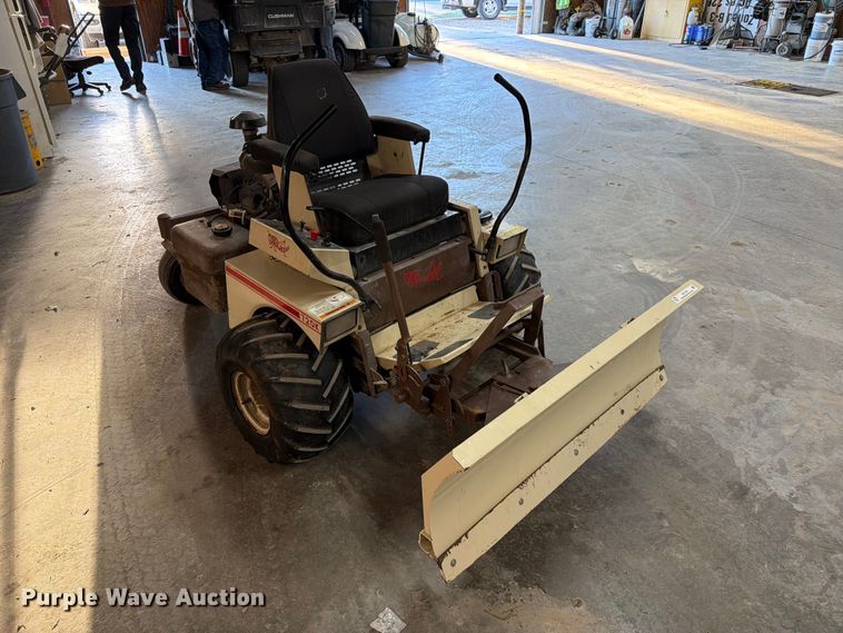 image for item ES1158 2002 Grass Hopper 720K ZTR lawn mower