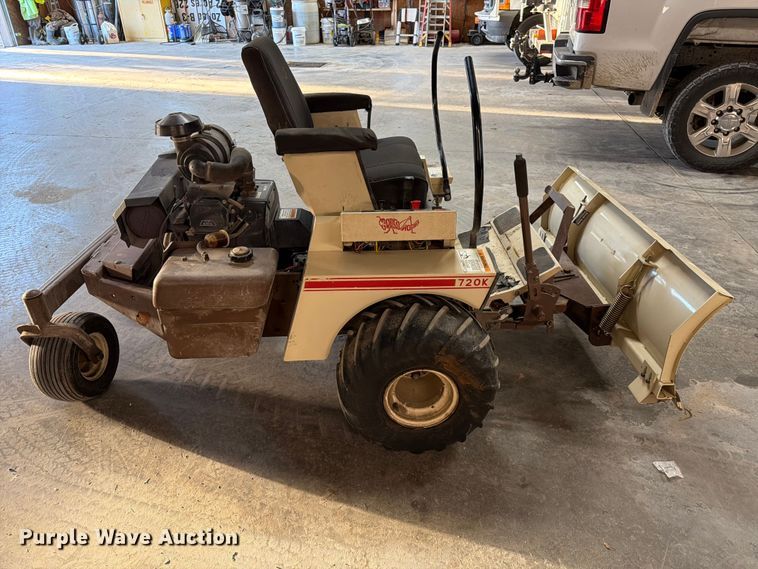image for item ES1158 2002 Grass Hopper 720K ZTR lawn mower