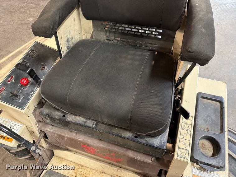 image for item ES1158 2002 Grass Hopper 720K ZTR lawn mower