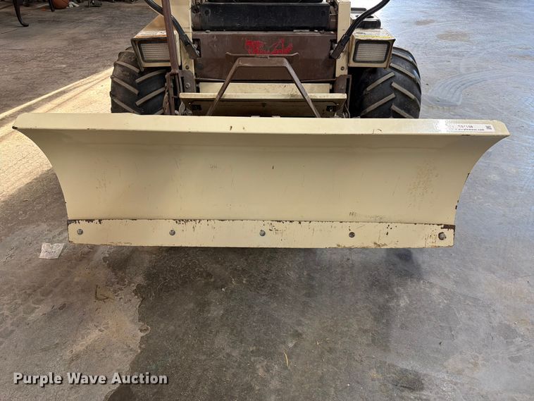 image for item ES1158 2002 Grass Hopper 720K ZTR lawn mower
