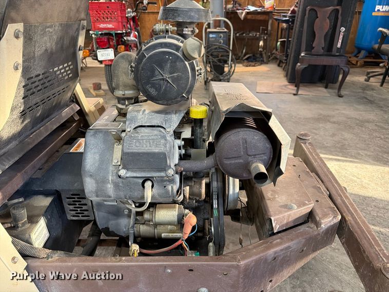 image for item ES1158 2002 Grass Hopper 720K ZTR lawn mower