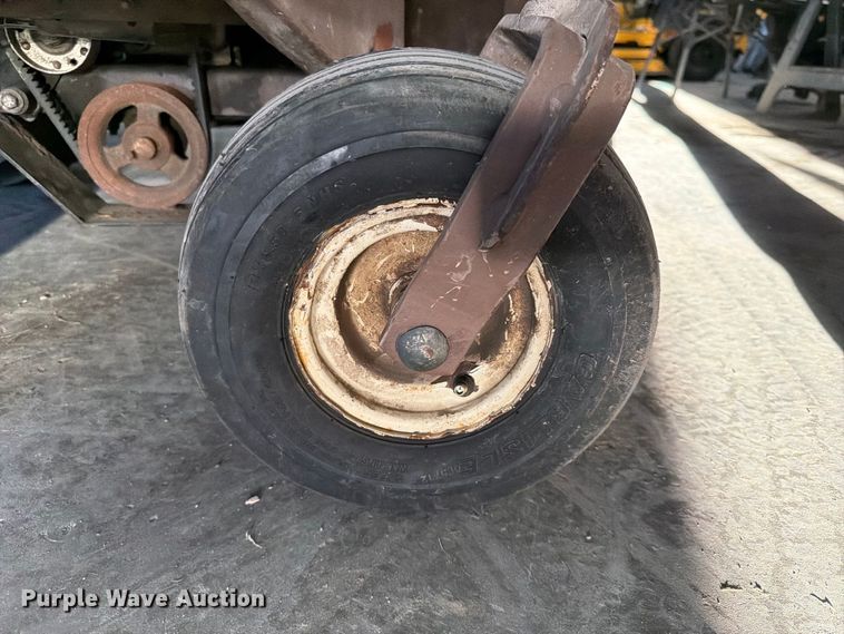 image for item ES1158 2002 Grass Hopper 720K ZTR lawn mower