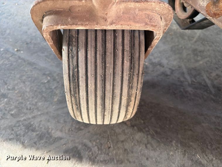 image for item ES1158 2002 Grass Hopper 720K ZTR lawn mower