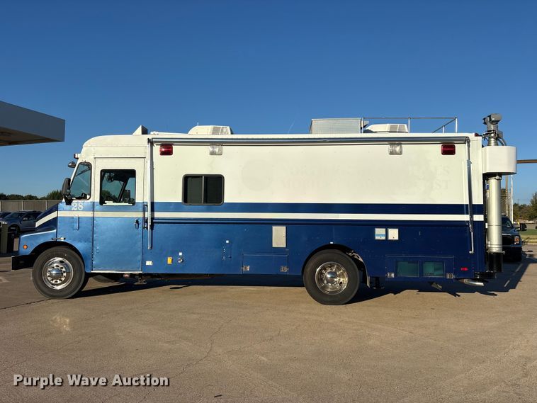 image for item ES8117 1990 Chevrolet Forward Control mobile command center