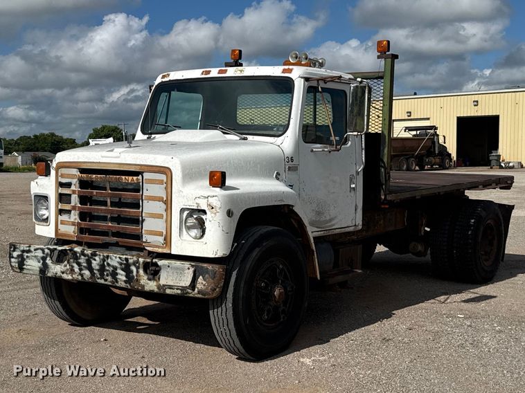 image for item ET6487 1981 International Harvester 1854 flatbed truck
