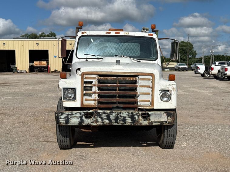 image for item ET6487 1981 International Harvester 1854 flatbed truck