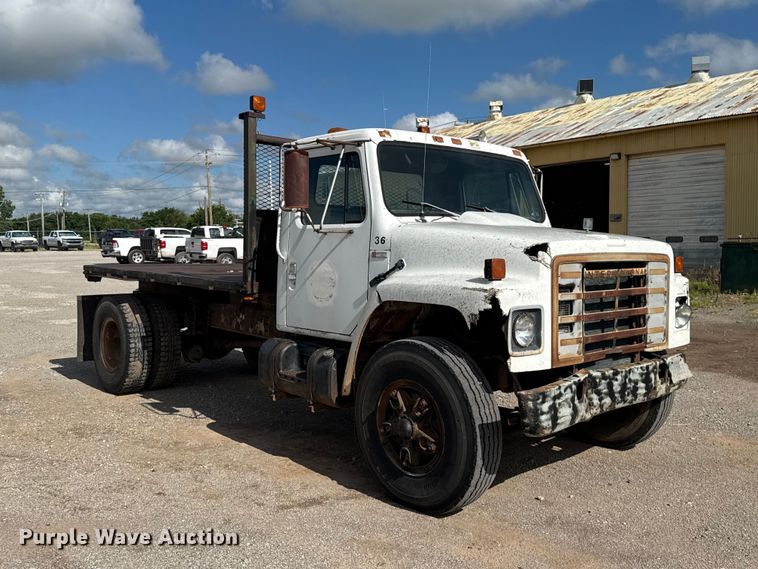 image for item ET6487 1981 International Harvester 1854 flatbed truck