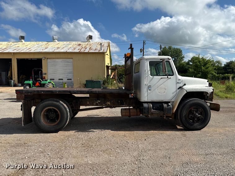 image for item ET6487 1981 International Harvester 1854 flatbed truck