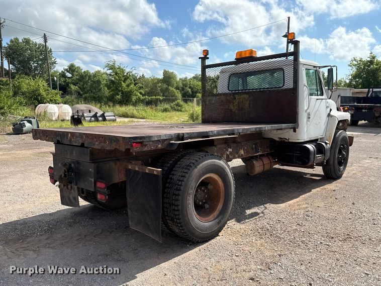 image for item ET6487 1981 International Harvester 1854 flatbed truck