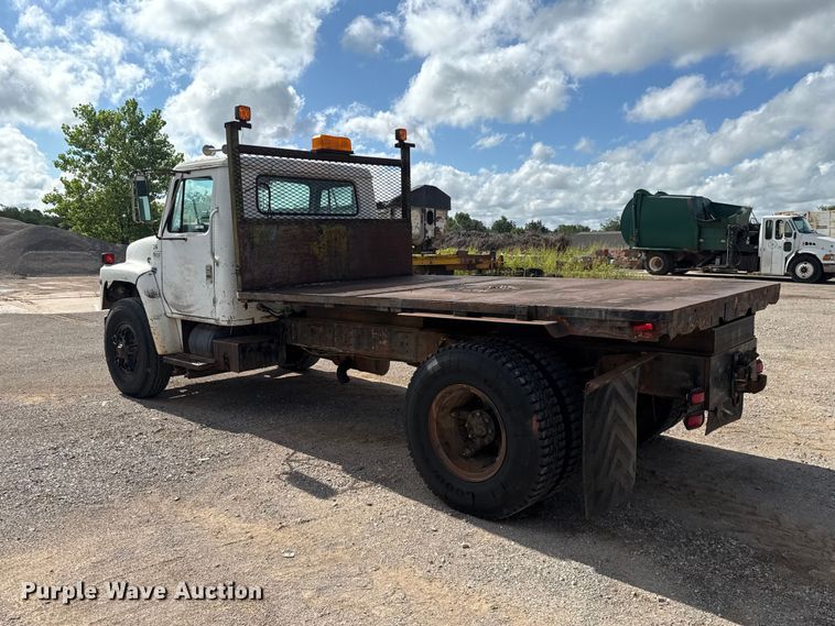 image for item ET6487 1981 International Harvester 1854 flatbed truck