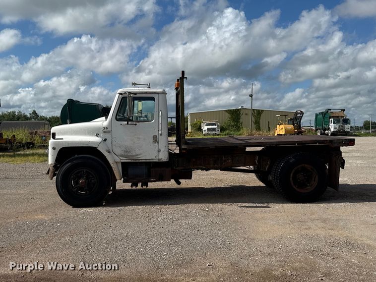image for item ET6487 1981 International Harvester 1854 flatbed truck