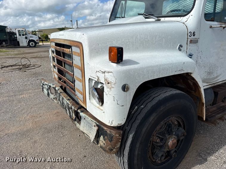 image for item ET6487 1981 International Harvester 1854 flatbed truck