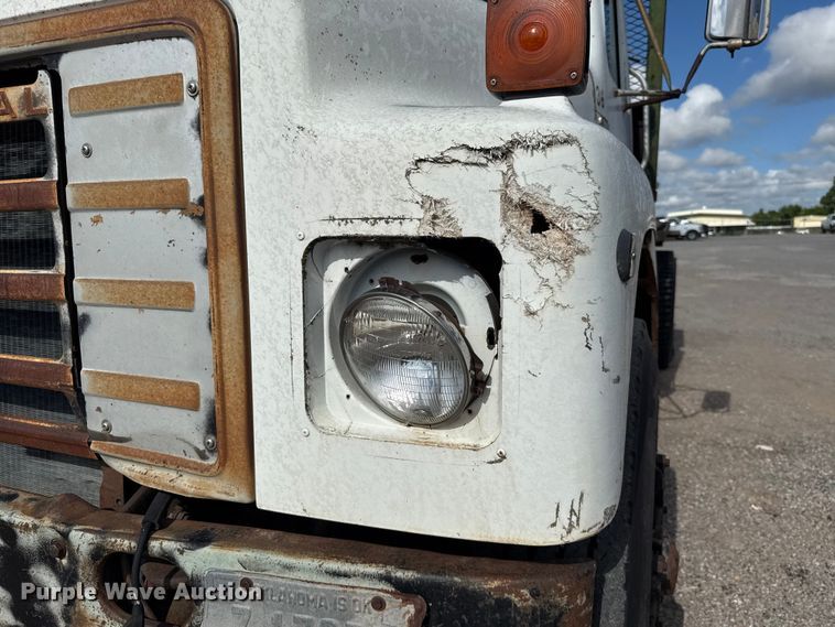 image for item ET6487 1981 International Harvester 1854 flatbed truck