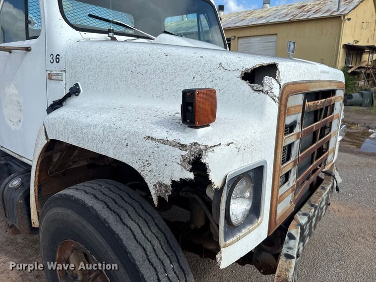image for item ET6487 1981 International Harvester 1854 flatbed truck