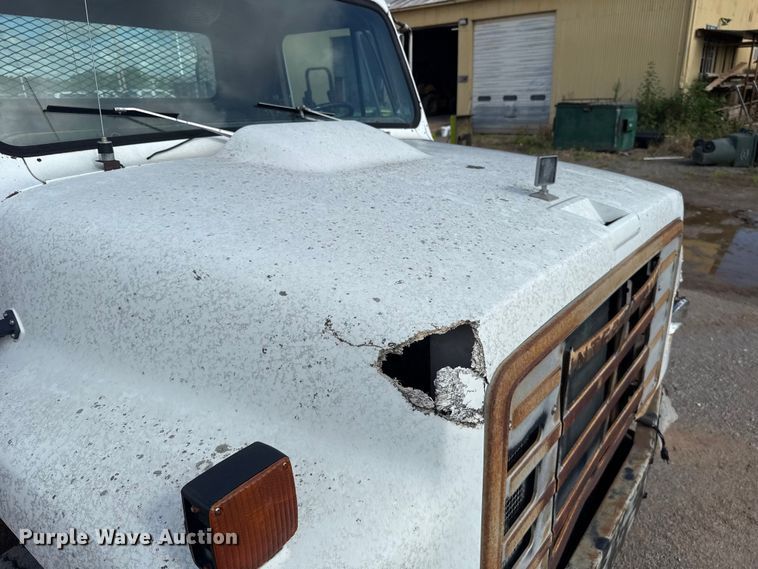 image for item ET6487 1981 International Harvester 1854 flatbed truck