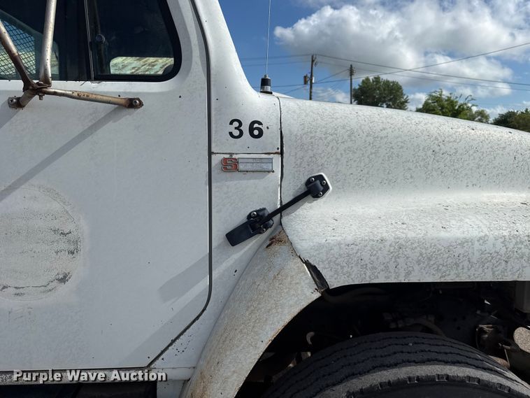 image for item ET6487 1981 International Harvester 1854 flatbed truck