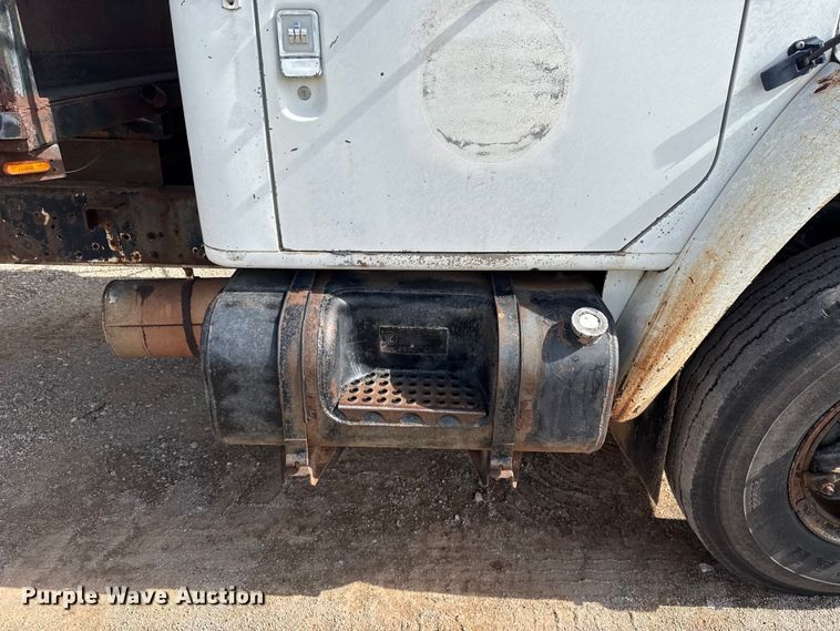 image for item ET6487 1981 International Harvester 1854 flatbed truck