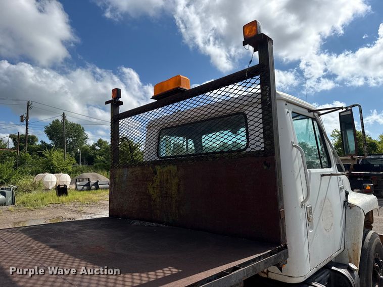 image for item ET6487 1981 International Harvester 1854 flatbed truck