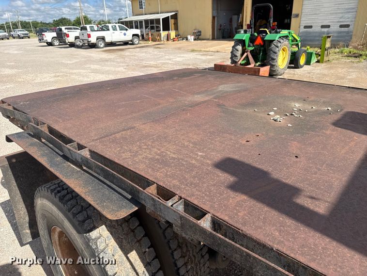image for item ET6487 1981 International Harvester 1854 flatbed truck