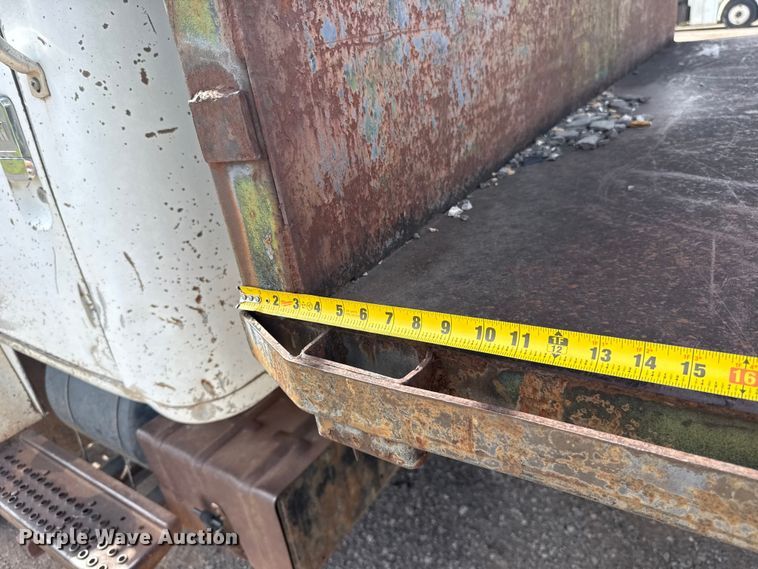 image for item ET6487 1981 International Harvester 1854 flatbed truck