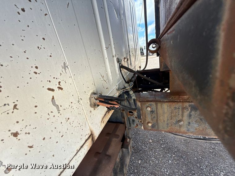 image for item ET6487 1981 International Harvester 1854 flatbed truck