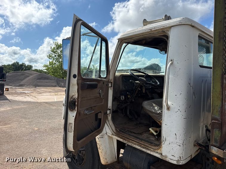 image for item ET6487 1981 International Harvester 1854 flatbed truck