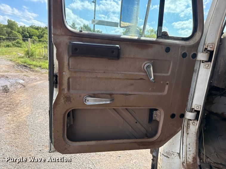 image for item ET6487 1981 International Harvester 1854 flatbed truck