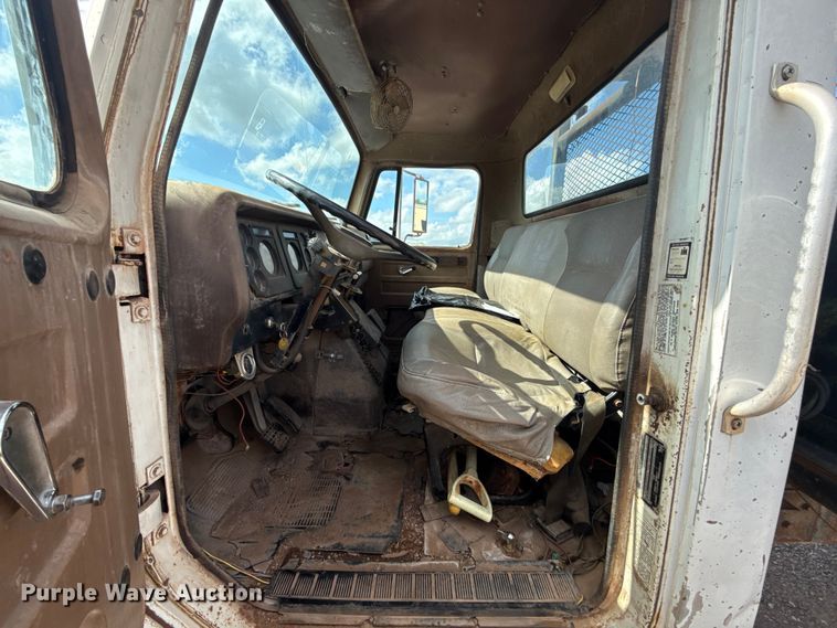 image for item ET6487 1981 International Harvester 1854 flatbed truck