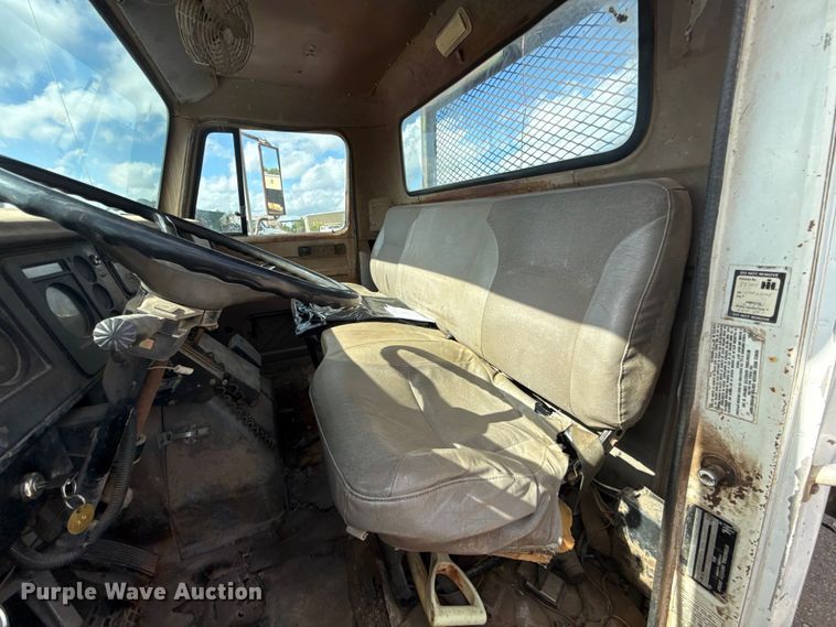 image for item ET6487 1981 International Harvester 1854 flatbed truck