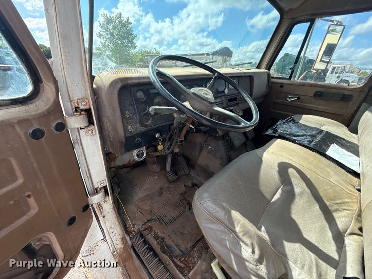 image for item ET6487 1981 International Harvester 1854 flatbed truck
