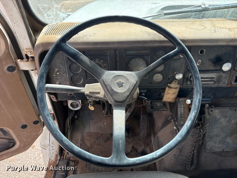 image for item ET6487 1981 International Harvester 1854 flatbed truck