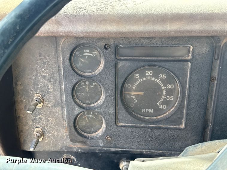 image for item ET6487 1981 International Harvester 1854 flatbed truck