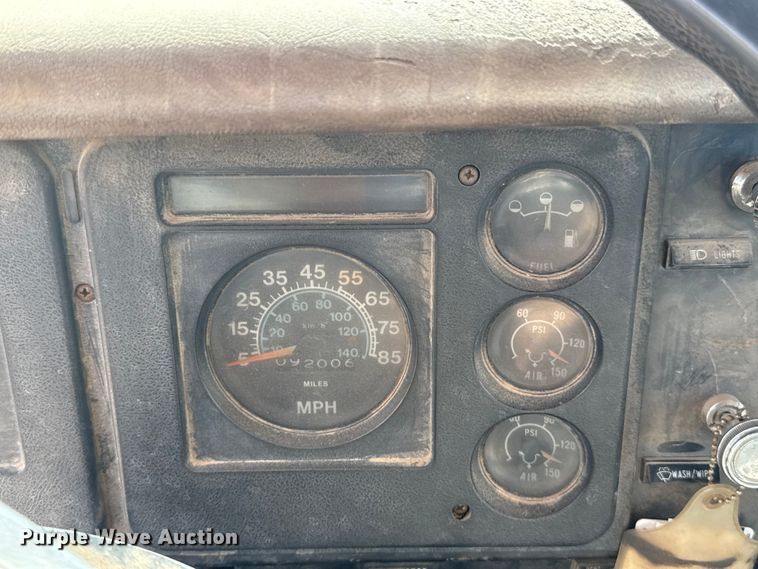 image for item ET6487 1981 International Harvester 1854 flatbed truck