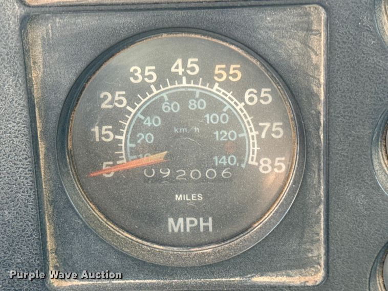 image for item ET6487 1981 International Harvester 1854 flatbed truck