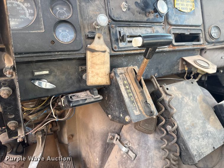 image for item ET6487 1981 International Harvester 1854 flatbed truck