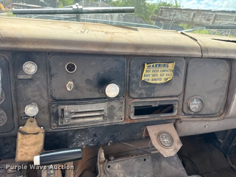 image for item ET6487 1981 International Harvester 1854 flatbed truck