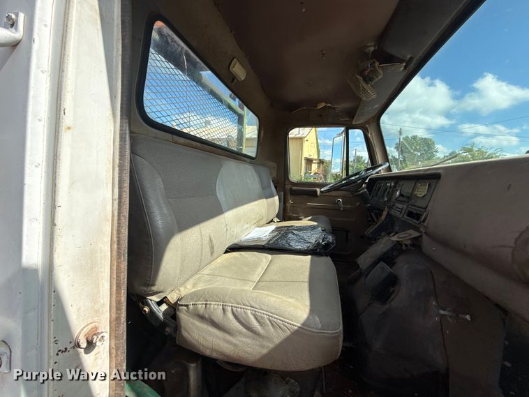 image for item ET6487 1981 International Harvester 1854 flatbed truck