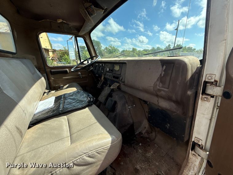 image for item ET6487 1981 International Harvester 1854 flatbed truck