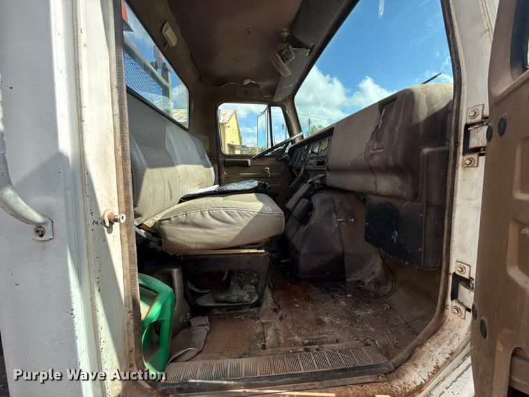 image for item ET6487 1981 International Harvester 1854 flatbed truck