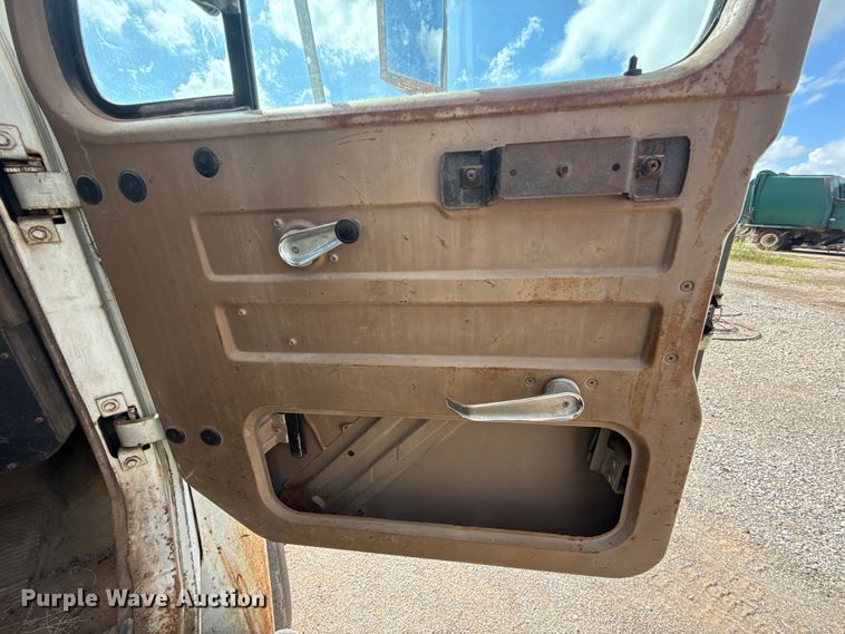 image for item ET6487 1981 International Harvester 1854 flatbed truck