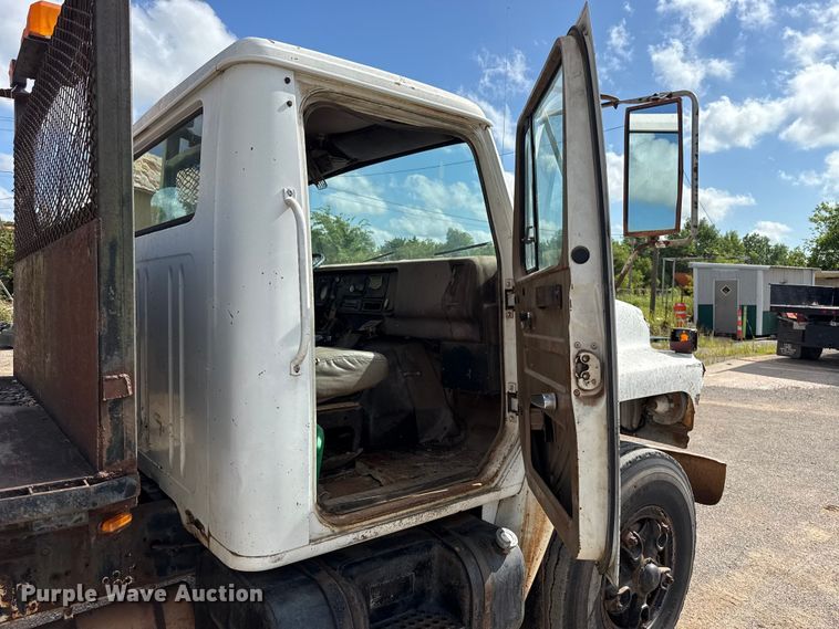 image for item ET6487 1981 International Harvester 1854 flatbed truck