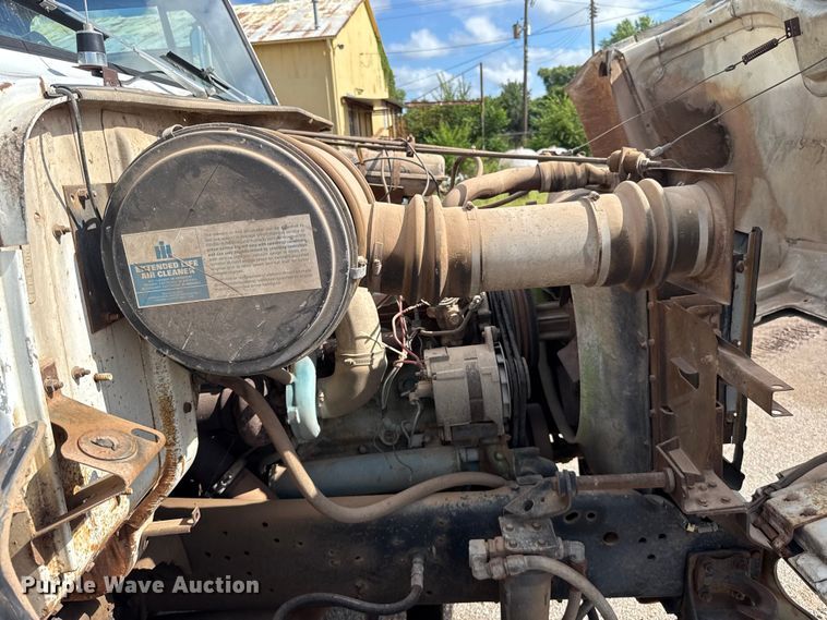 image for item ET6487 1981 International Harvester 1854 flatbed truck