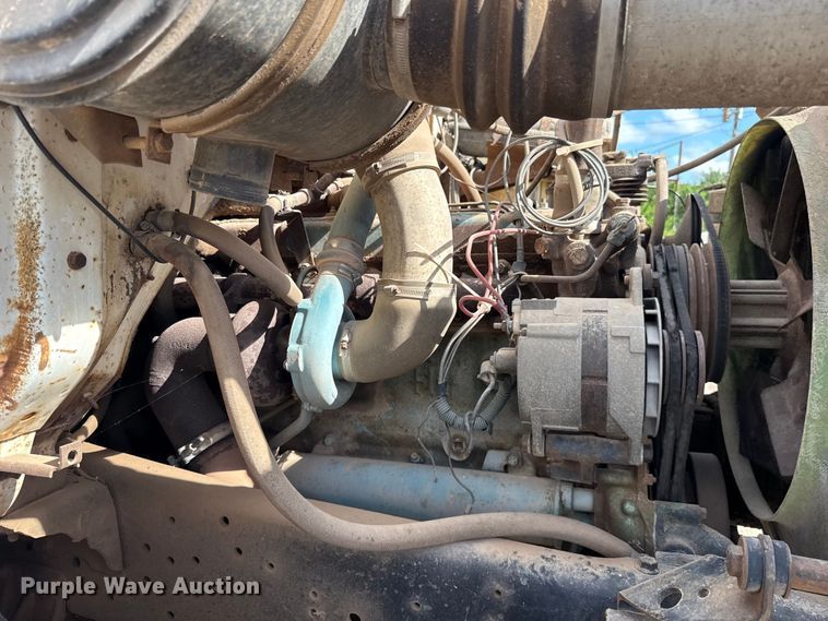 image for item ET6487 1981 International Harvester 1854 flatbed truck